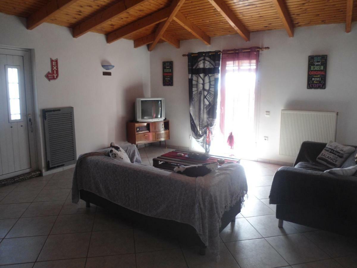 Sunny Apartment 15 Min From Airport And Sea Loútsa Exterior foto