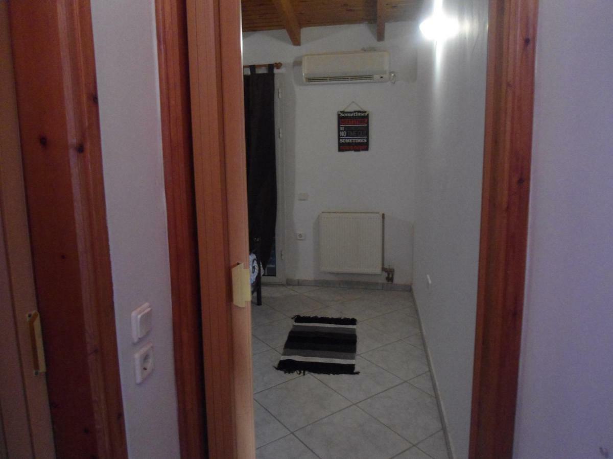 Sunny Apartment 15 Min From Airport And Sea Loútsa Exterior foto